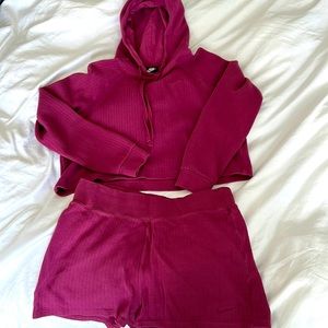 Nike matching cropped sweatshirt and shorts set